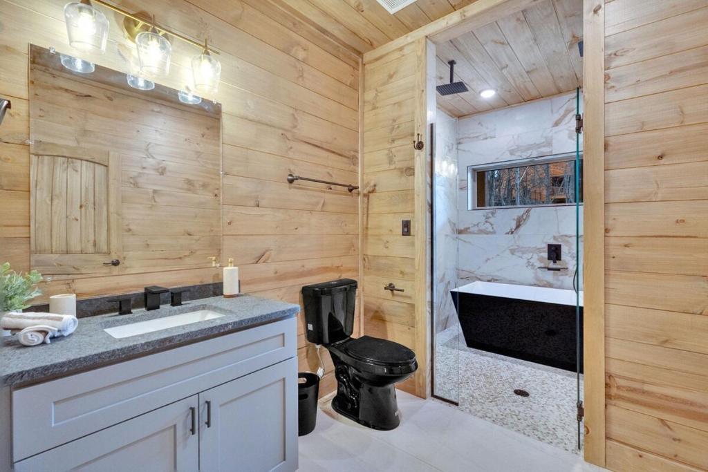 Gallery image of Honeybear Hideaways - Luxury and Spacious Cabin in Smoky Mountain with Indoor Pool, Hot Tub and Game Room in Pigeon Forge