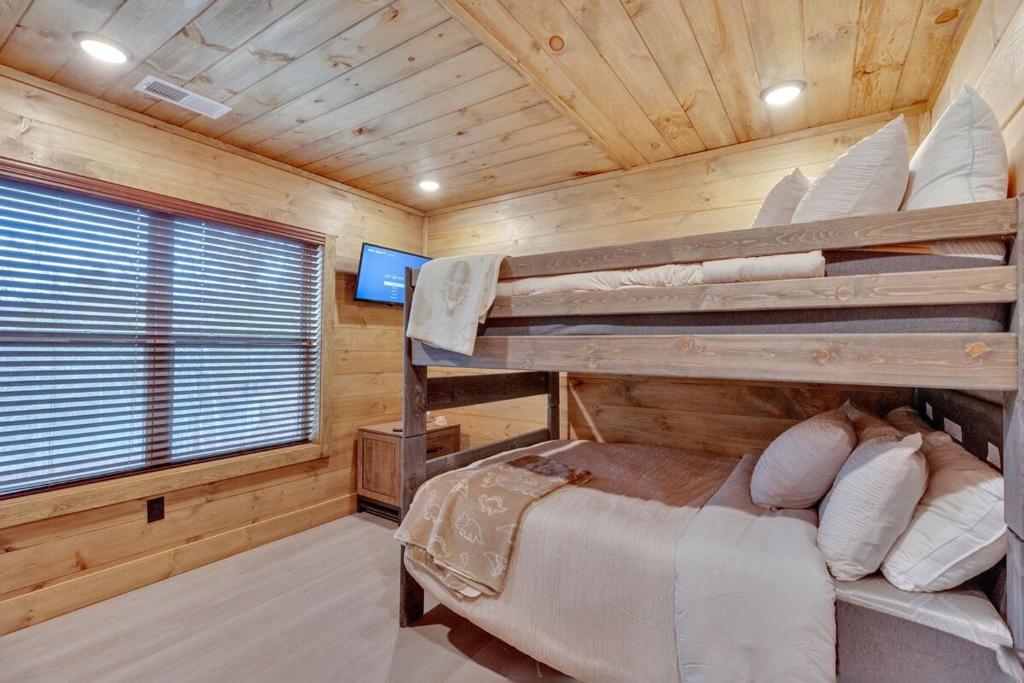 Gallery image of Honeybear Hideaways - Luxury and Spacious Cabin in Smoky Mountain with Indoor Pool, Hot Tub and Game Room in Pigeon Forge
