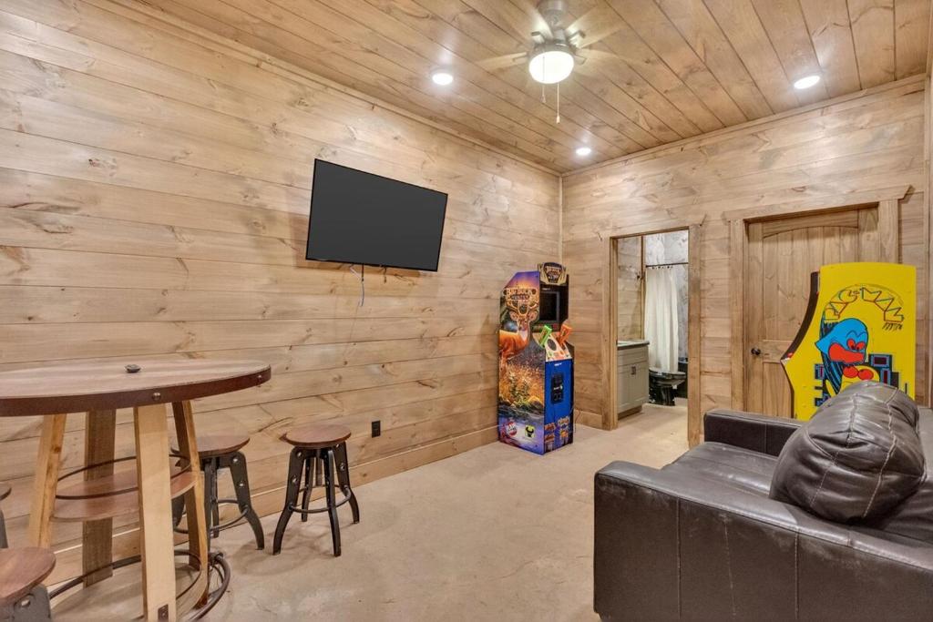 Gallery image of Honeybear Hideaways - Luxury and Spacious Cabin in Smoky Mountain with Indoor Pool, Hot Tub and Game Room in Pigeon Forge