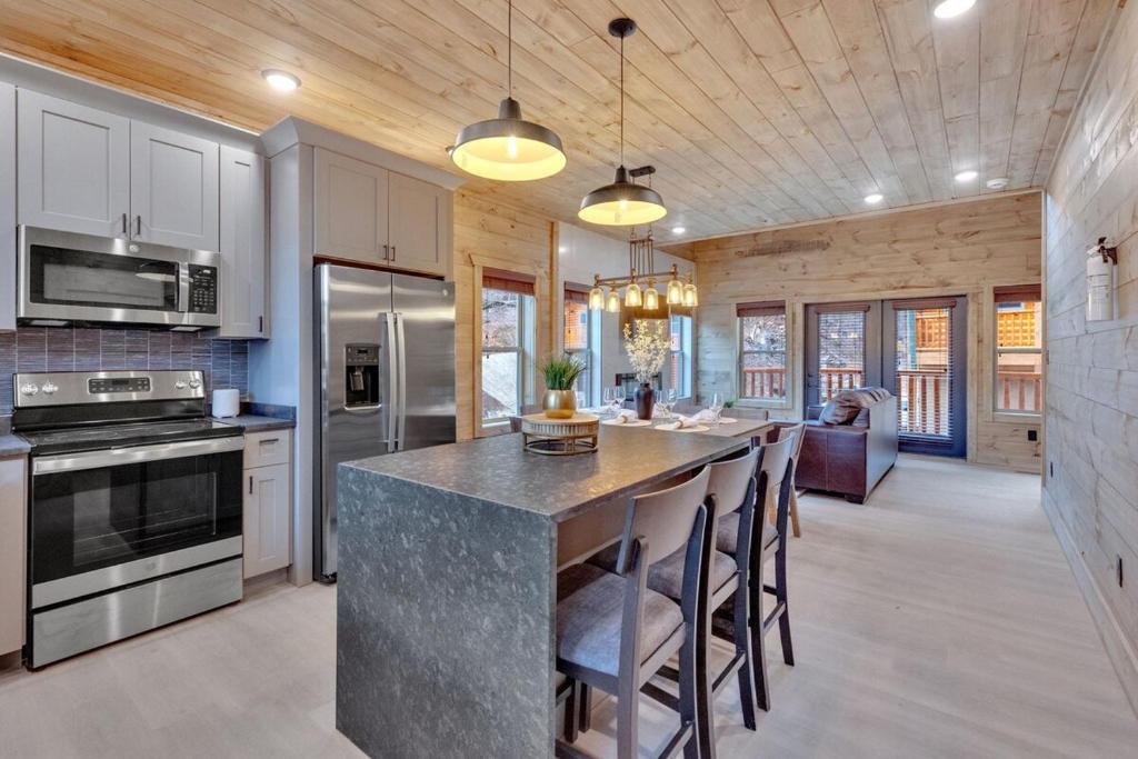 Gallery image of Honeybear Hideaways - Luxury and Spacious Cabin in Smoky Mountain with Indoor Pool, Hot Tub and Game Room in Pigeon Forge