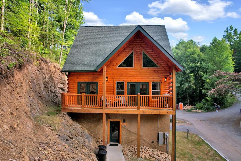Gallery image of Honeybear Hideaways - Luxury and Spacious Cabin in Smoky Mountain with Indoor Pool, Hot Tub and Game Room in Pigeon Forge