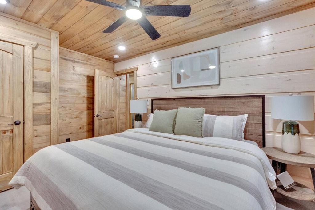 Gallery image of Honeybear Hideaways - Luxury and Spacious Cabin in Smoky Mountain with Indoor Pool, Hot Tub and Game Room in Pigeon Forge