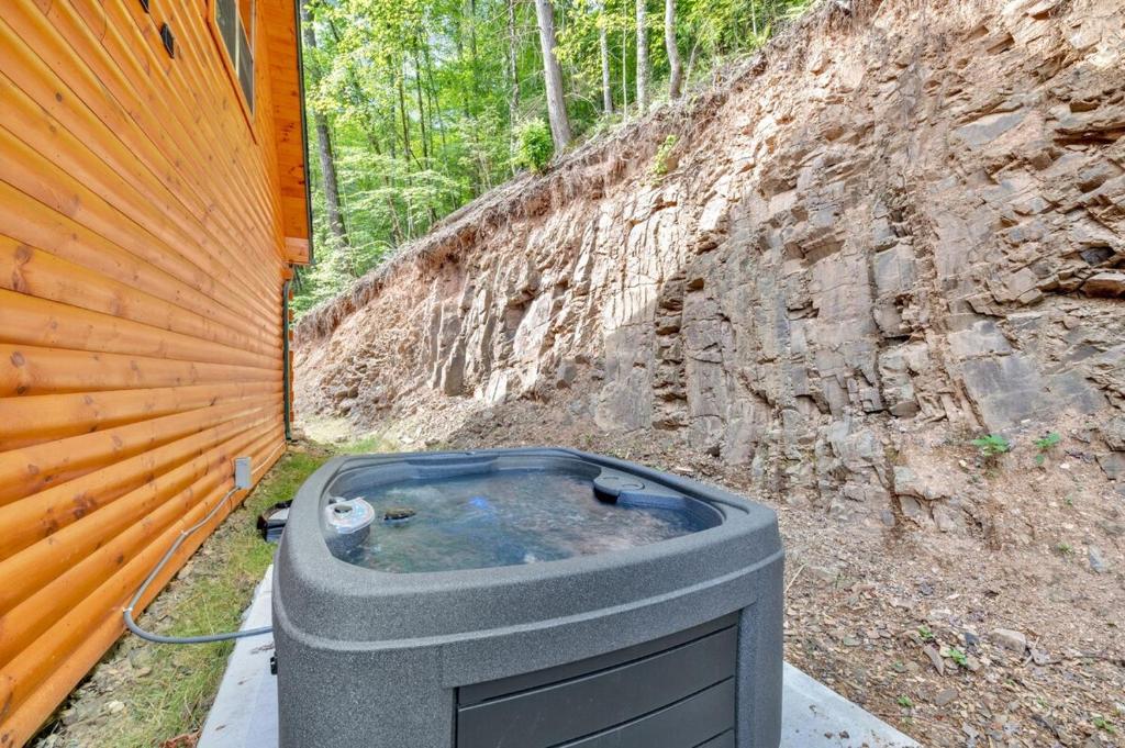 Gallery image of Honeybear Hideaways - Luxury and Spacious Cabin in Smoky Mountain with Indoor Pool, Hot Tub and Game Room in Pigeon Forge