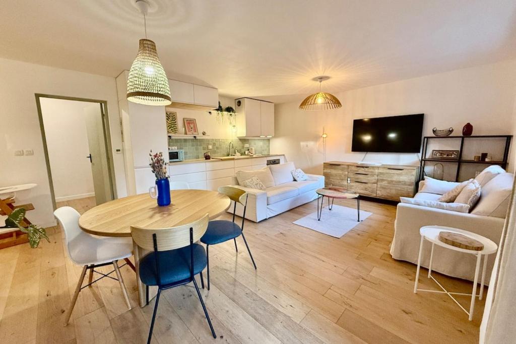 TV a/nebo společenská místnost v ubytování 4 pièces avec garage - GARE Part-Dieu