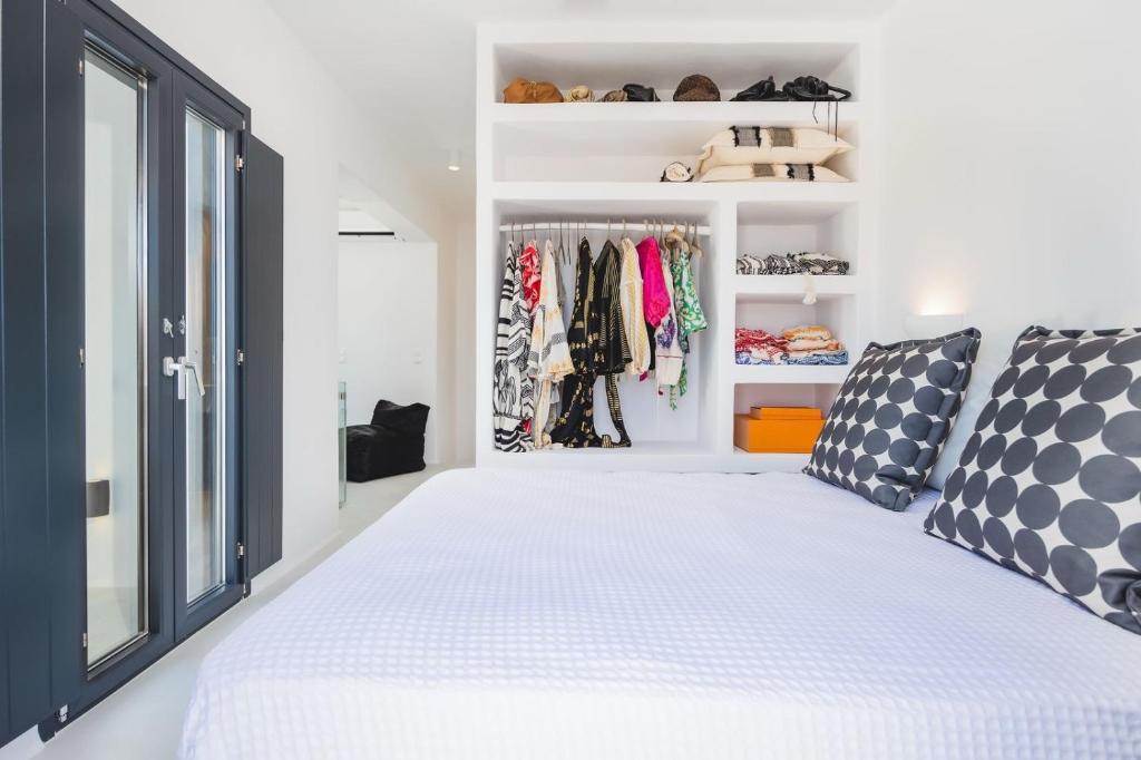 un dormitorio con una cama y un armario en VotsaLo sea view house, en Kastraki Naxou