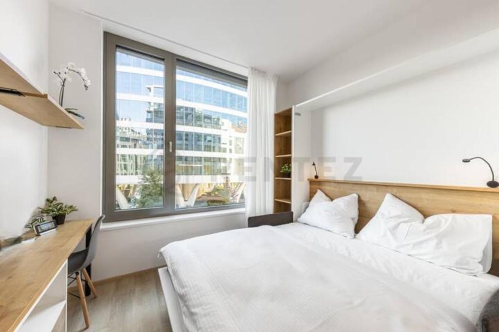 Postel nebo postele na pokoji v ubytování MyMozart Residence Lux Studio