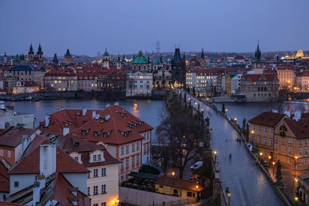 Nespecifikovaný výhled na destinaci Praha nebo výhled na město při pohledu z apartmánu