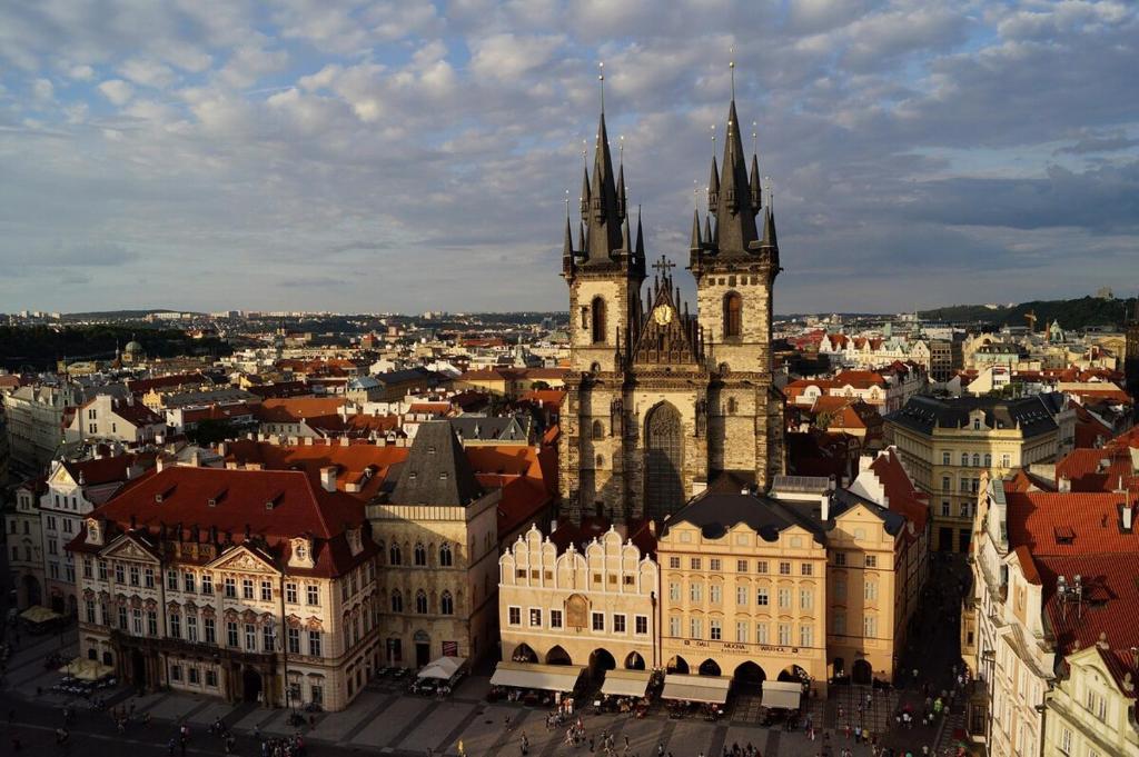 Nespecifikovaný výhled na destinaci Praha nebo výhled na město při pohledu z apartmánu