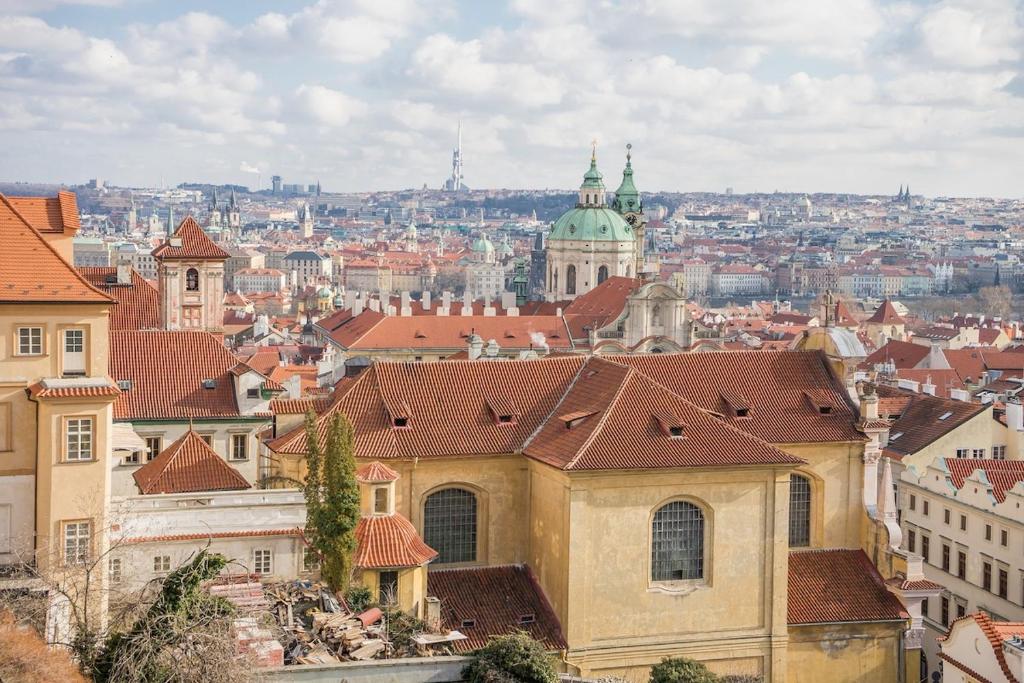 Nespecifikovaný výhled na destinaci Praha nebo výhled na město při pohledu z apartmánu
