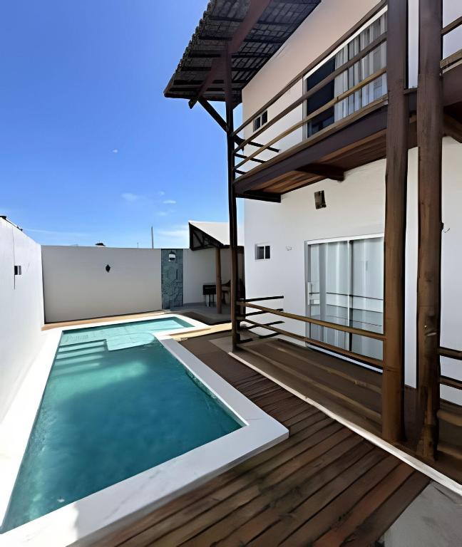 einen Innenpool auf dem Dach eines Hauses in der Unterkunft Casa BAM - 5 quartos, piscina e churrasqueira in Barra Grande