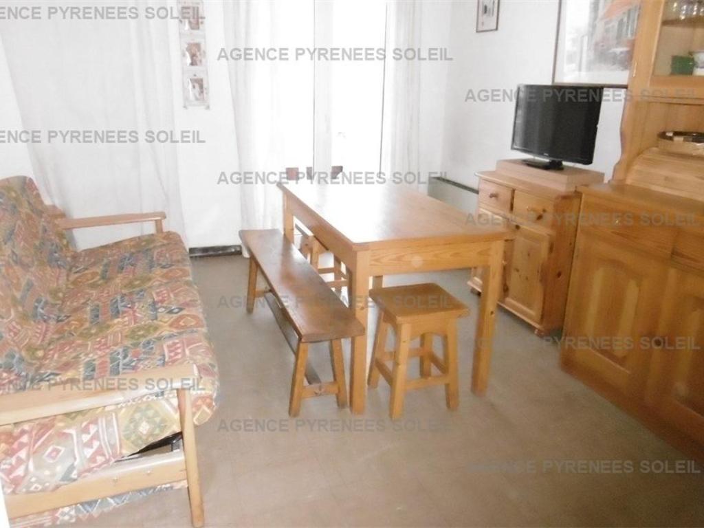 un salon avec une table en bois et un canapé dans l'établissement Appartement cosy 4 pers. Les Angles, proche remontées et commerces - FR-1-295-200, aux Angles