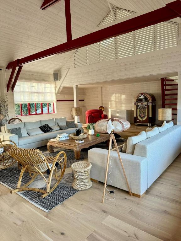 un salon avec des canapés et une table dans l'établissement Beautiful house - Omaha Beach, à Saint-Laurent-sur-Mer