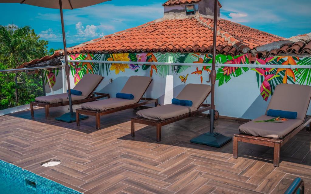 Bazén v ubytování Hotel Encino Malecón Centro Puerto Vallarta nebo v jeho okolí