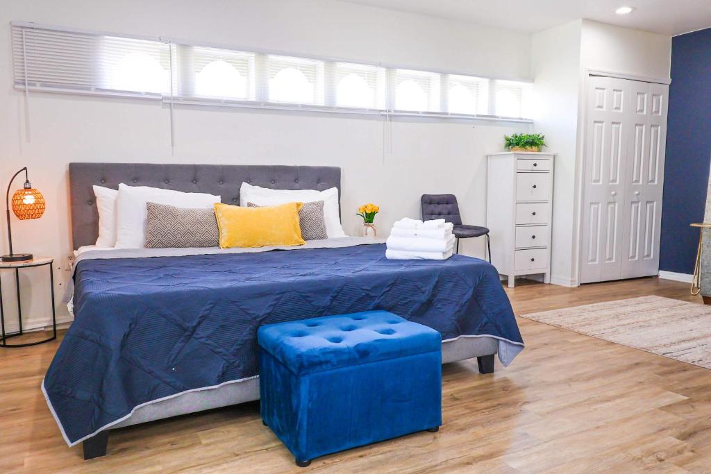 a bedroom with a large bed with a blue comforter at NEW5 LUXURYSTUDIO Nr DISNEY PETSOKprivENTRY in Kissimmee