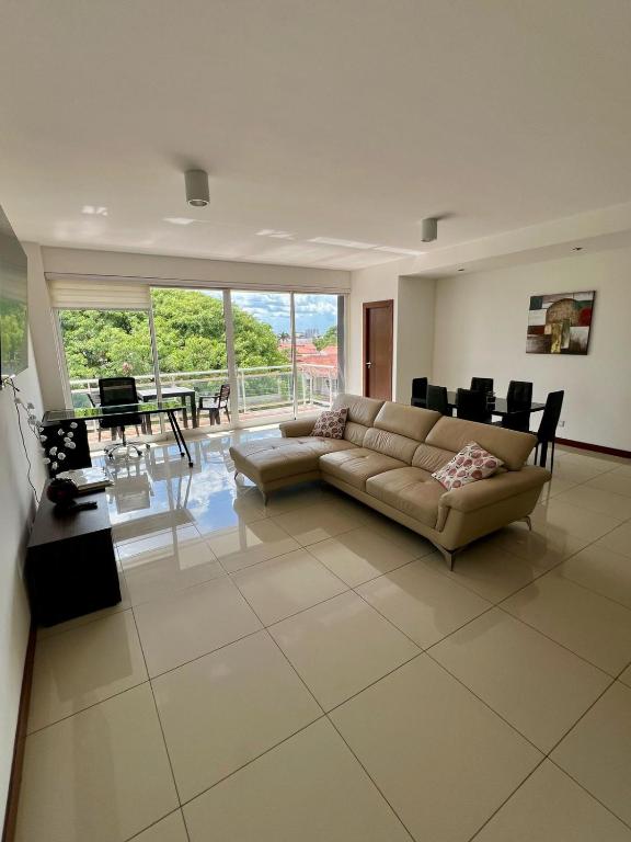 a large living room with a couch and a table at DELUXE Apartamento Urbano in Santa Cruz de la Sierra