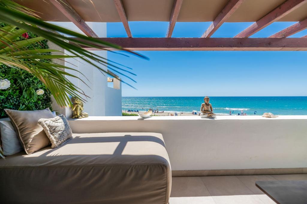 ein Wohnzimmer mit Blick auf den Strand in der Unterkunft Casa Elegancia - Beach Paradise in Marbella
