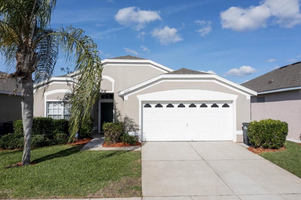 a white house with a white garage at Villa Helena, Windsor Palms in Kissimmee