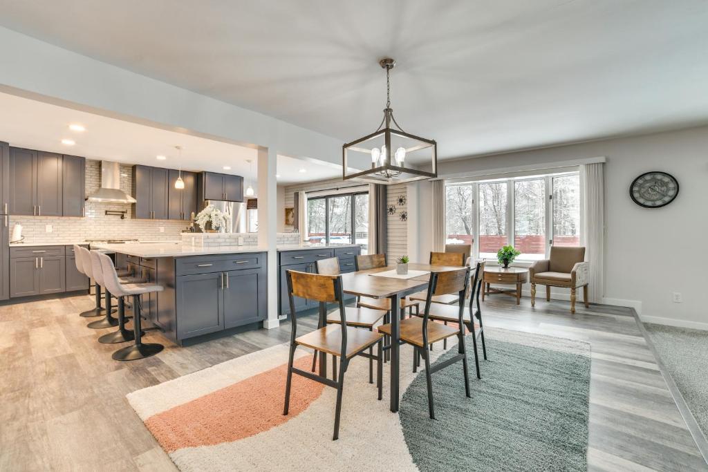 Η κουζίνα ή μικρή κουζίνα στο 3 Mi to Dtwn Alpena Family Home with Yard!