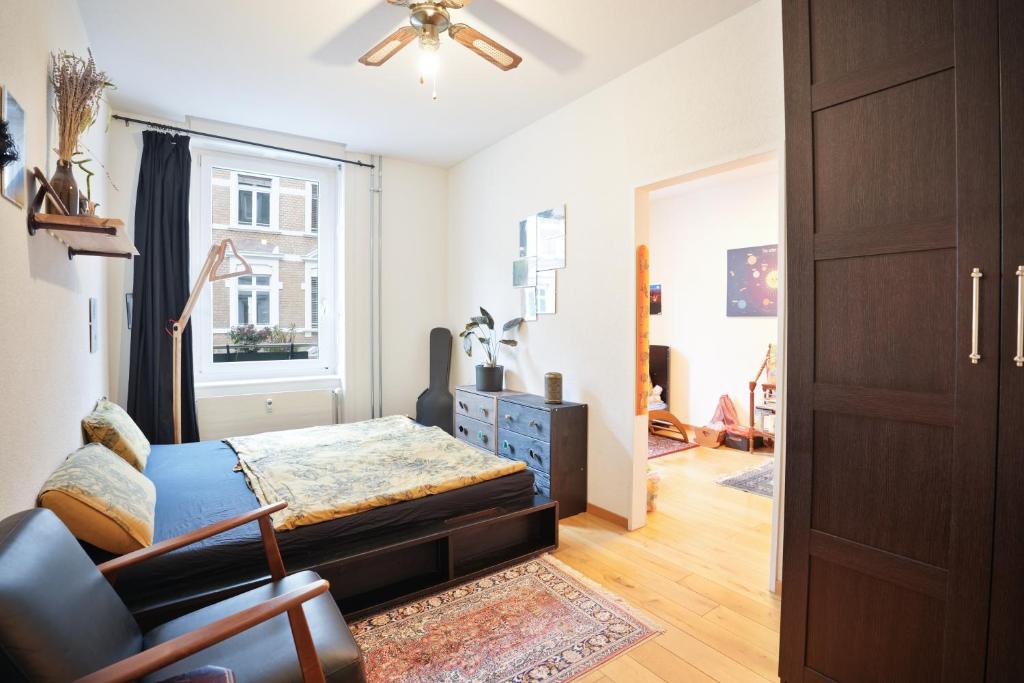 Posezení v ubytování Artful 3 Bedroom Apt in City Center 5 min by foot to ESC & Art Basel