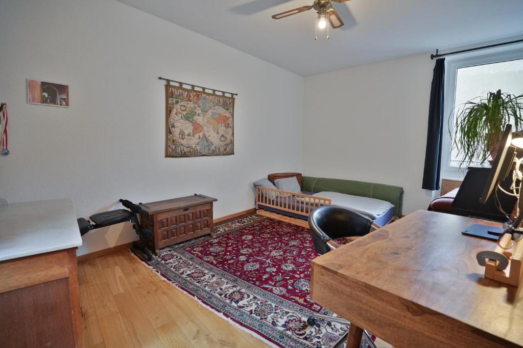 Posezení v ubytování Artful 3 Bedroom Apt in City Center 5 min by foot to ESC & Art Basel