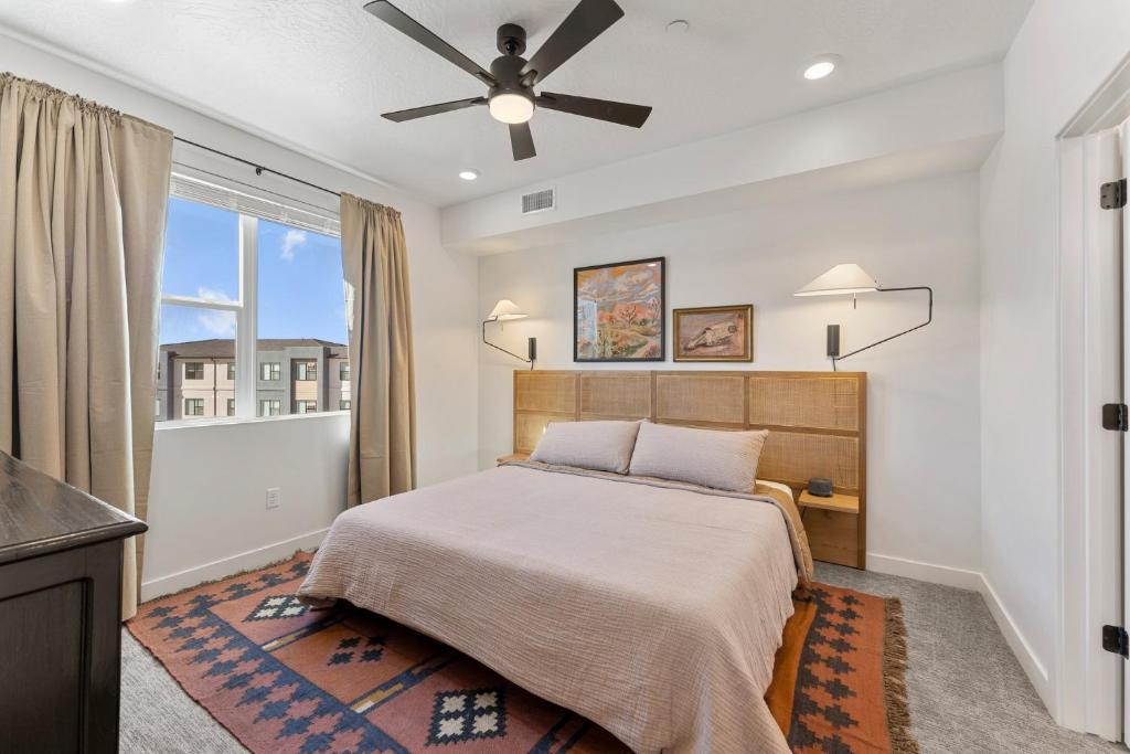 En eller flere senge i et værelse på The Way Station condo