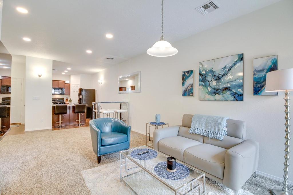 Posezení v ubytování 4 Mi to UNM Convenient Albuquerque Townhome!