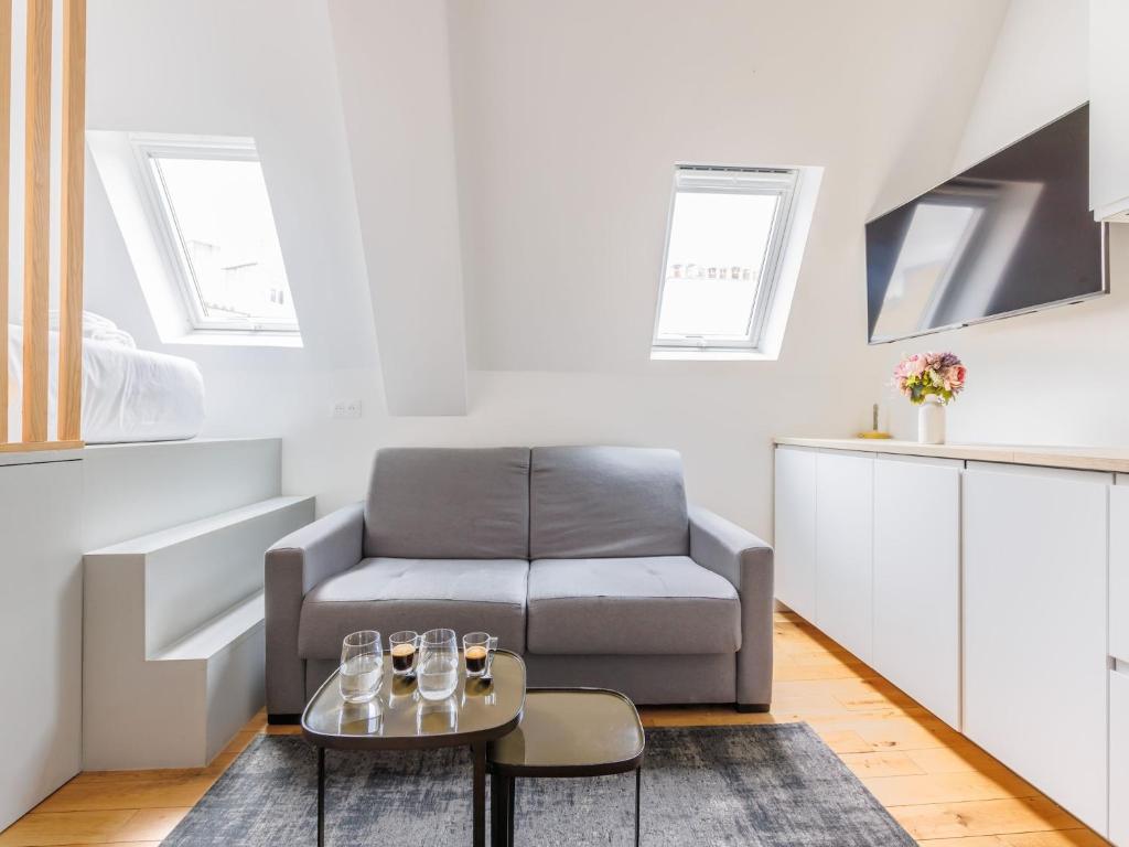un salon avec un canapé et une table dans l'établissement Cosy apartment - 1BR 4P - Champs Elysée, à Paris