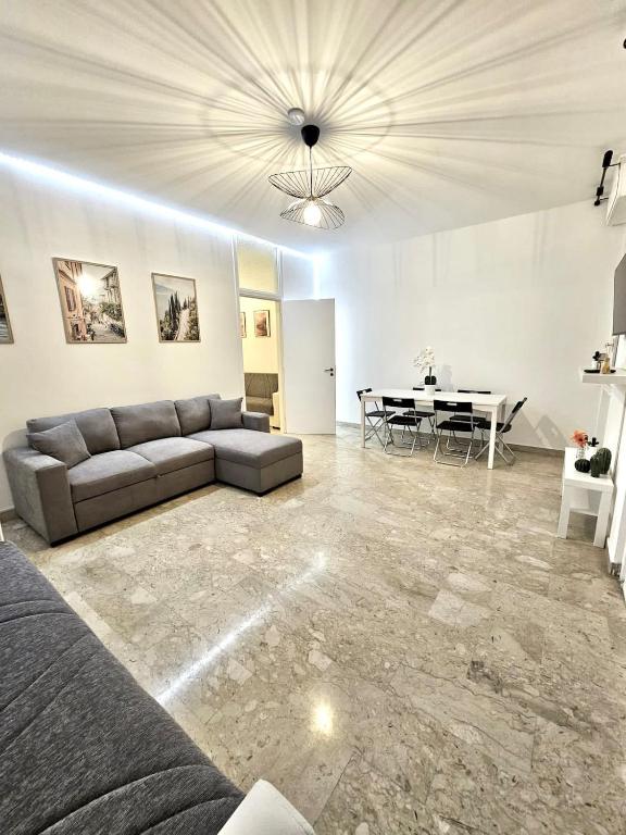 una sala de estar con un sofá y una mesa en Apartment in Como, Switzerland, en Como