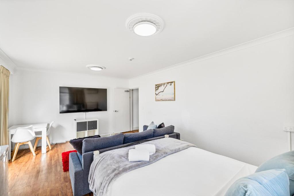 Телевизор и/или развлекательный центр в Caloundra Affordable Beachside Studio