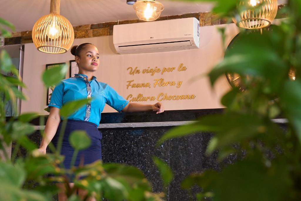 Členové personálu v ubytování Kamaleb Farallones Hotel