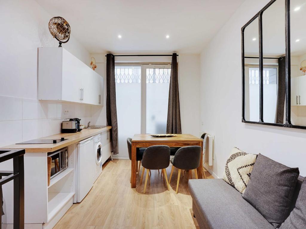 une cuisine et un salon avec une table et un canapé dans l'établissement Beautiful Apartment - 6P-Auteuil Saint Cloud, à Paris