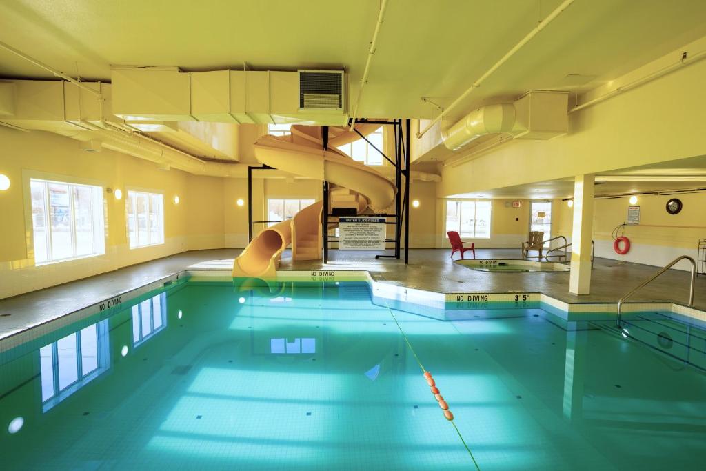 Bazén v ubytování Ramada by Wyndham Cranbrook nebo v jeho okolí