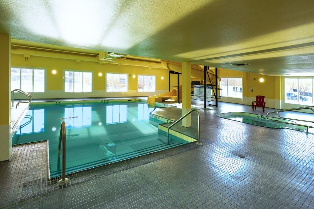 Bazén v ubytování Ramada by Wyndham Cranbrook nebo v jeho okolí