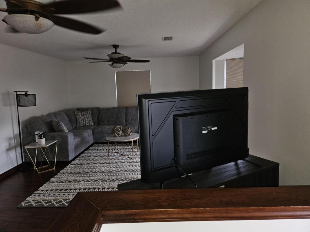 TV a/nebo společenská místnost v ubytování Your Perfect Perdido Key Getaway