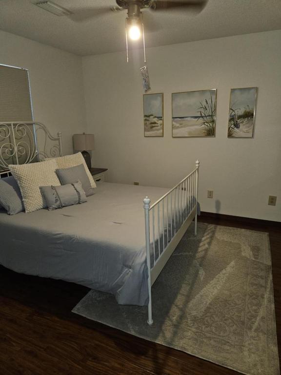 Postel nebo postele na pokoji v ubytování Your Perfect Perdido Key Getaway