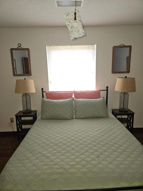 Postel nebo postele na pokoji v ubytování Your Perfect Perdido Key Getaway