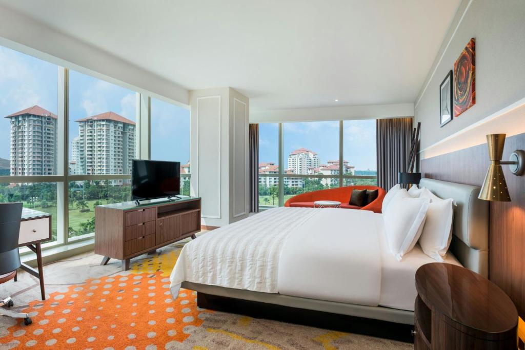 Postel nebo postele na pokoji v ubytování Le Meridien Putrajaya