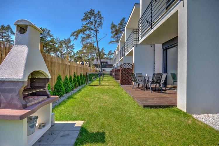 un cortile con un patio con un forno per pizza di Holiday Home Pobierowo near Baltic Beach a Pobierowo