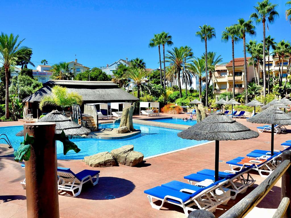 Bazén v ubytovaní Marina XI Enjoy the Sun, Sea Views, Pools & BBQ Steps from the Beach in Mijas Costa & Fuengirola alebo v jeho blízkosti