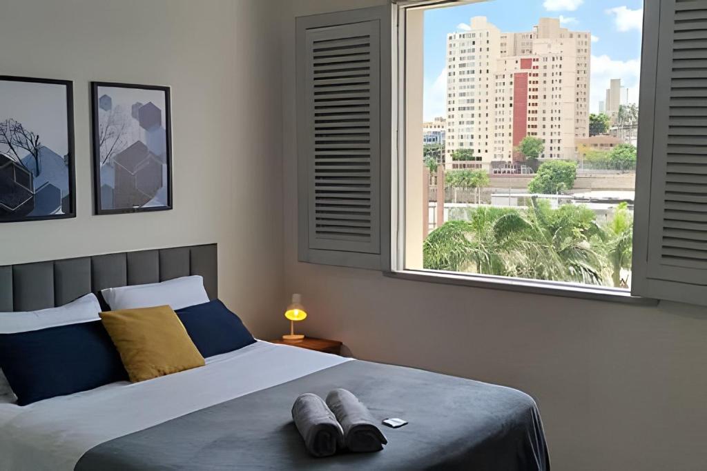 Un dormitorio con una cama con vistas a una ciudad. en Estação 628 -Vista cartão postal- BHSH, en Belo Horizonte