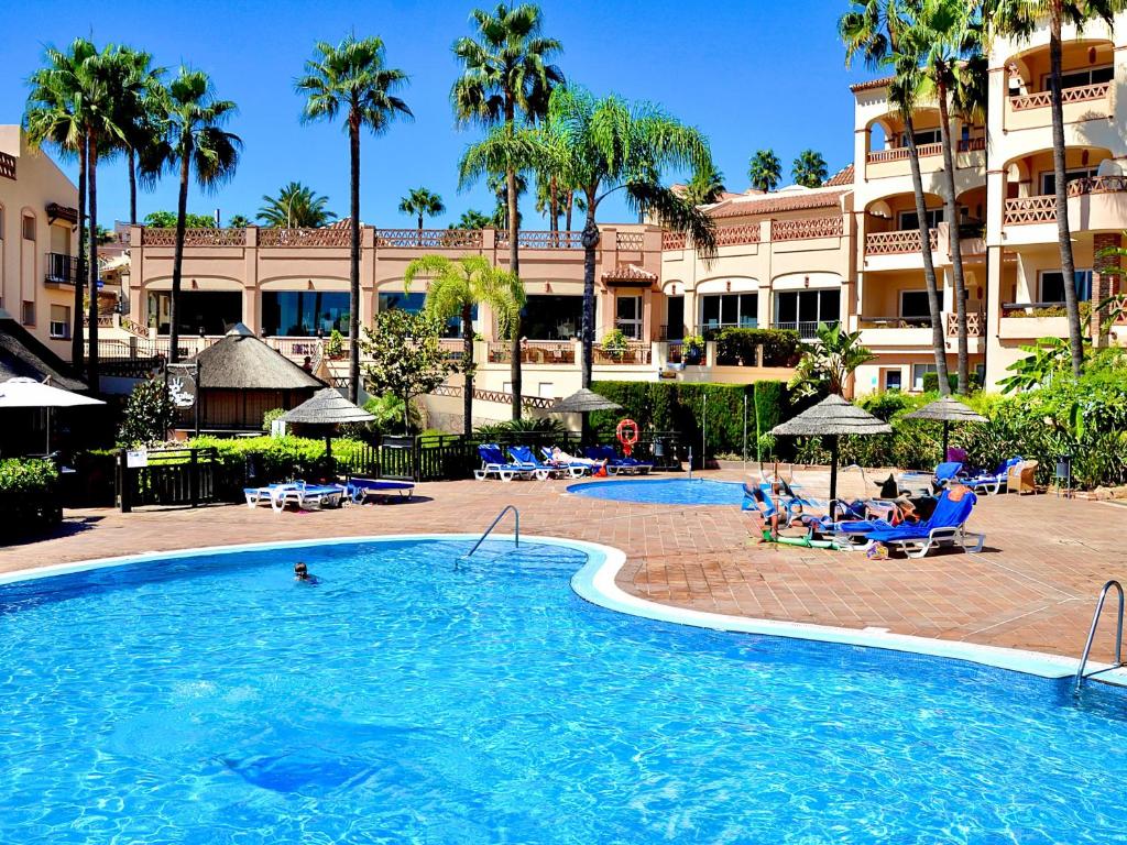 Bazén v ubytovaní Marina XI Enjoy the Sun, Sea Views, Pools & BBQ Steps from the Beach in Mijas Costa & Fuengirola alebo v jeho blízkosti