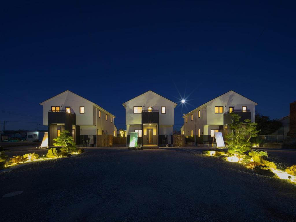 - deux maisons la nuit avec des lumières sur la rue dans l'établissement ALL SEASON RESORT No5 Kura, à Ichinomiya