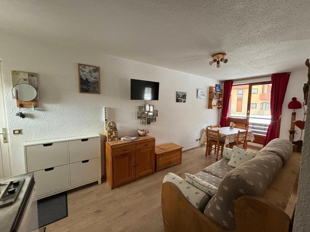 un salon avec un canapé et une table dans l'établissement Appartement cosy 4 pers avec balcon à Val Cenis - FR-1-508-307, à Val Cenis