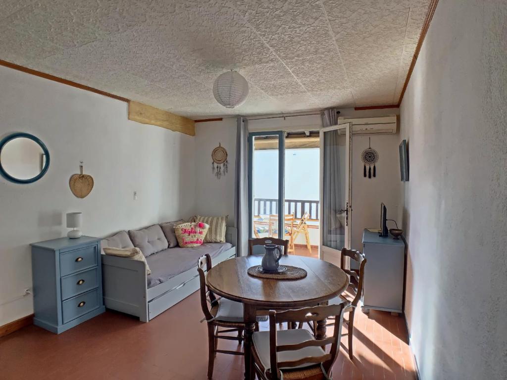 un salon avec une table et un canapé dans l'établissement Appartement climatisé pour 4 pers, animaux acceptés, Les Impériaux II - FR-1-475-148, à Saintes-Maries-de-la-Mer