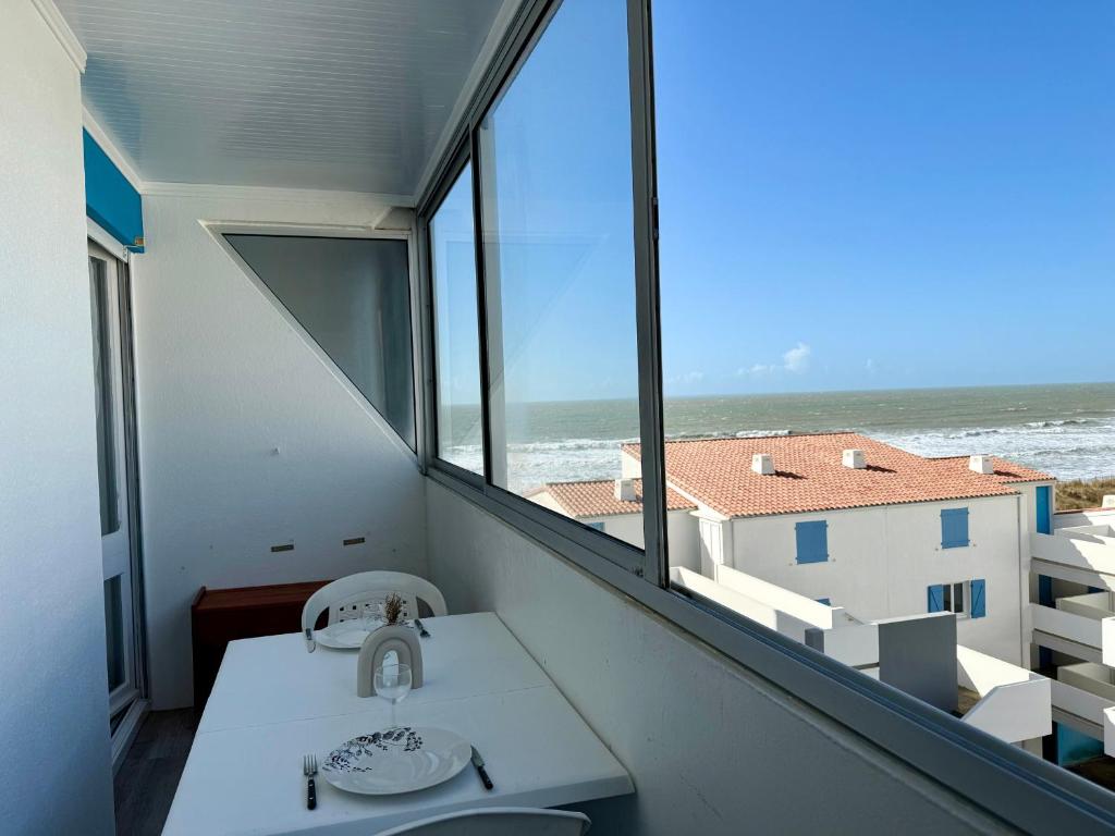 La salle de bains est pourvue d'un lavabo et offre une vue sur l'océan. dans l'établissement Studio avec Balcon et Parking à 2 Pas de la Plage - FR-1-652-56, à Saint-Hilaire-de-Riez
