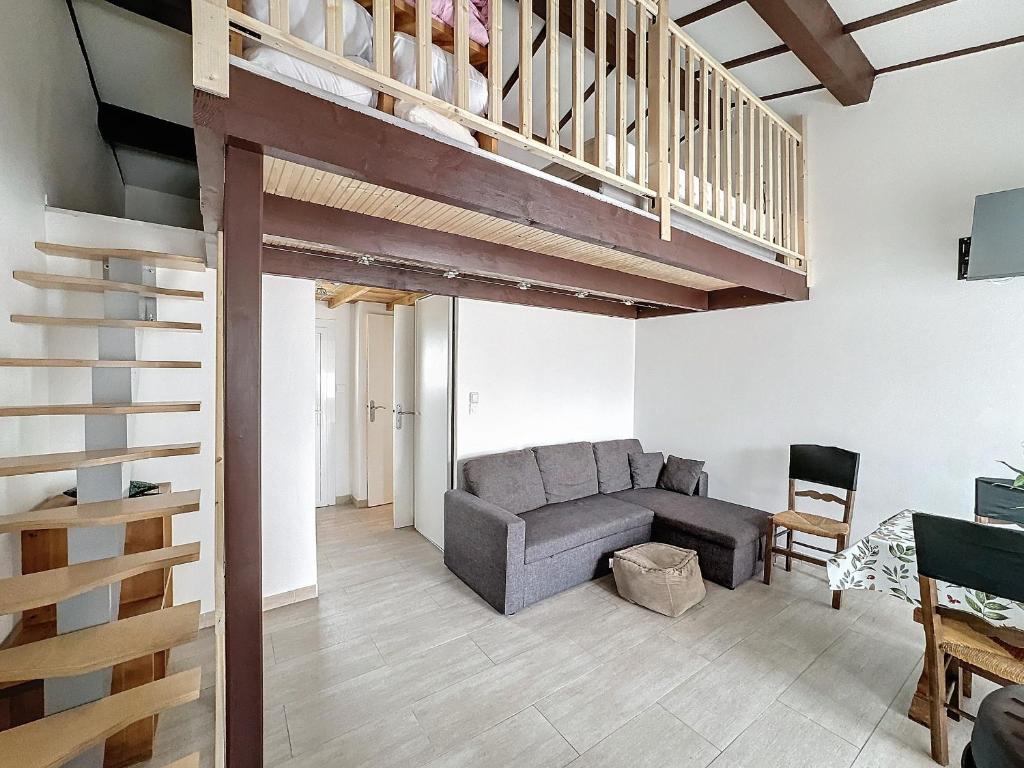 un salon avec un canapé et une mezzanine dans l'établissement Appartement 4 pers. Climatisation, Animaux admis - FR-1-475-153, à Saintes-Maries-de-la-Mer