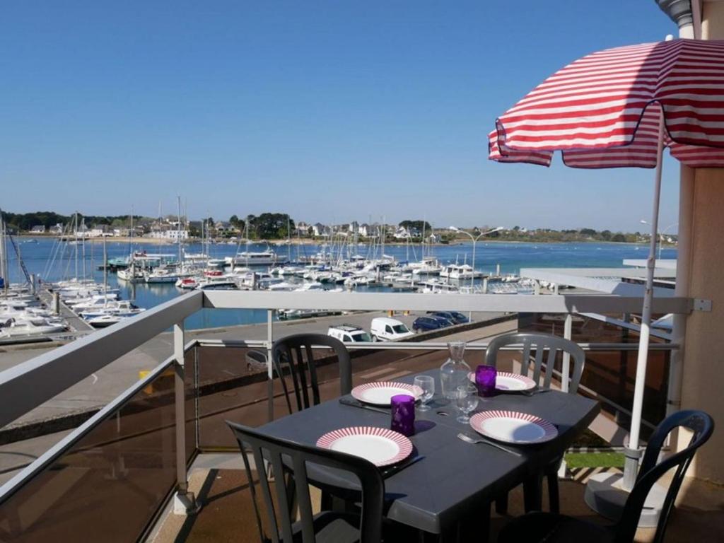 un balcon avec une table et des chaises et un port de plaisance dans l'établissement Étel - Appartement 3 pièces - 45 m² - Animaux acceptés - FR-1-479-217, à Étel