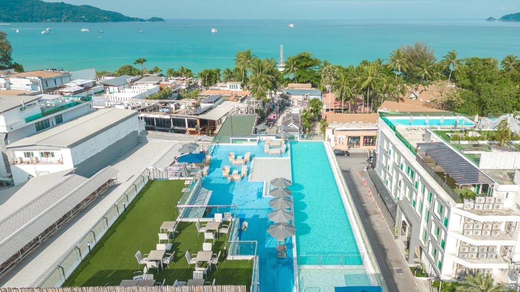 Bazén v ubytování Hotel Clover Patong Phuket - SHA Plus nebo v jeho okolí