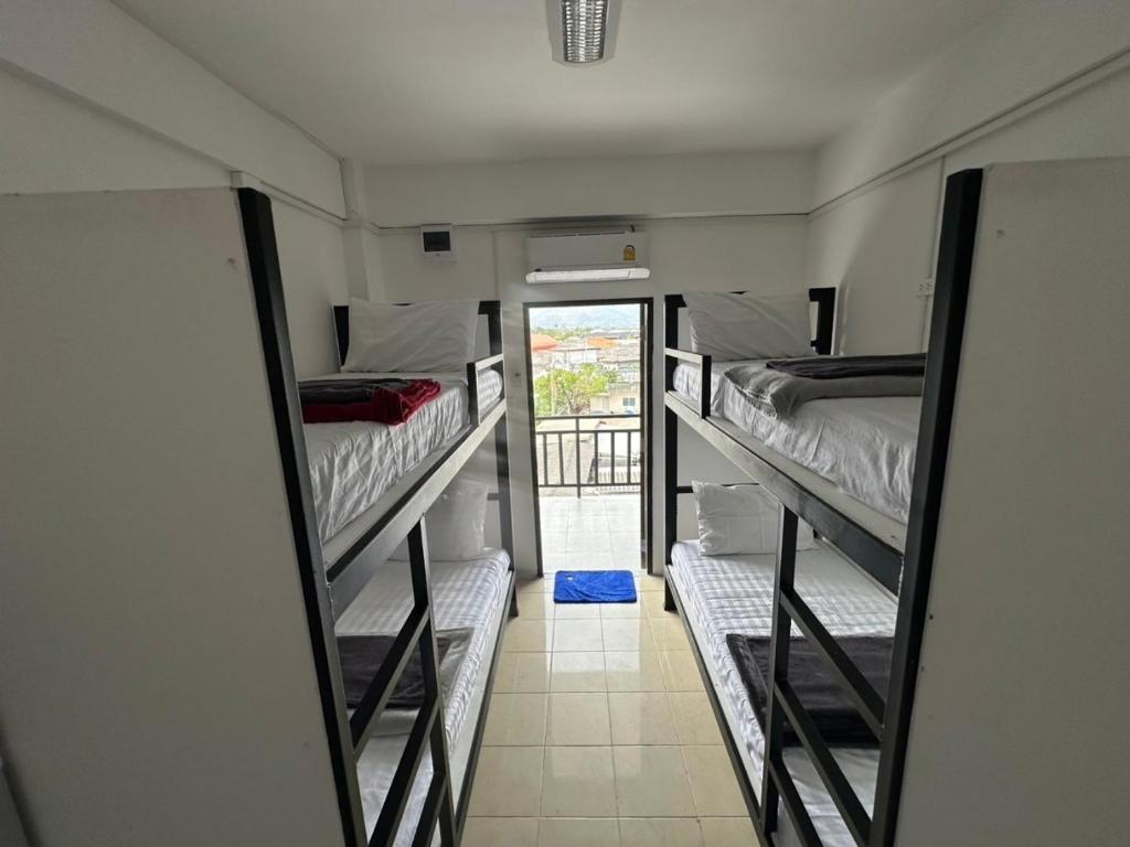 Postel nebo postele na pokoji v ubytování Phuket Hostel at Rawai