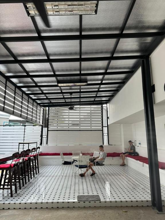 Posezení v ubytování Phuket Hostel at Rawai